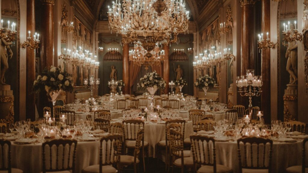 Allestimento di matrimonio con tavoli tondi nella Galleria Monumentale, Firenze