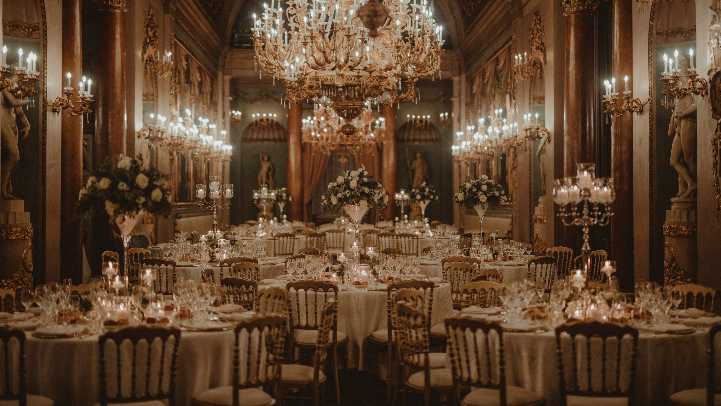 Allestimento di matrimonio con tavoli tondi nella Galleria Monumentale, Firenze