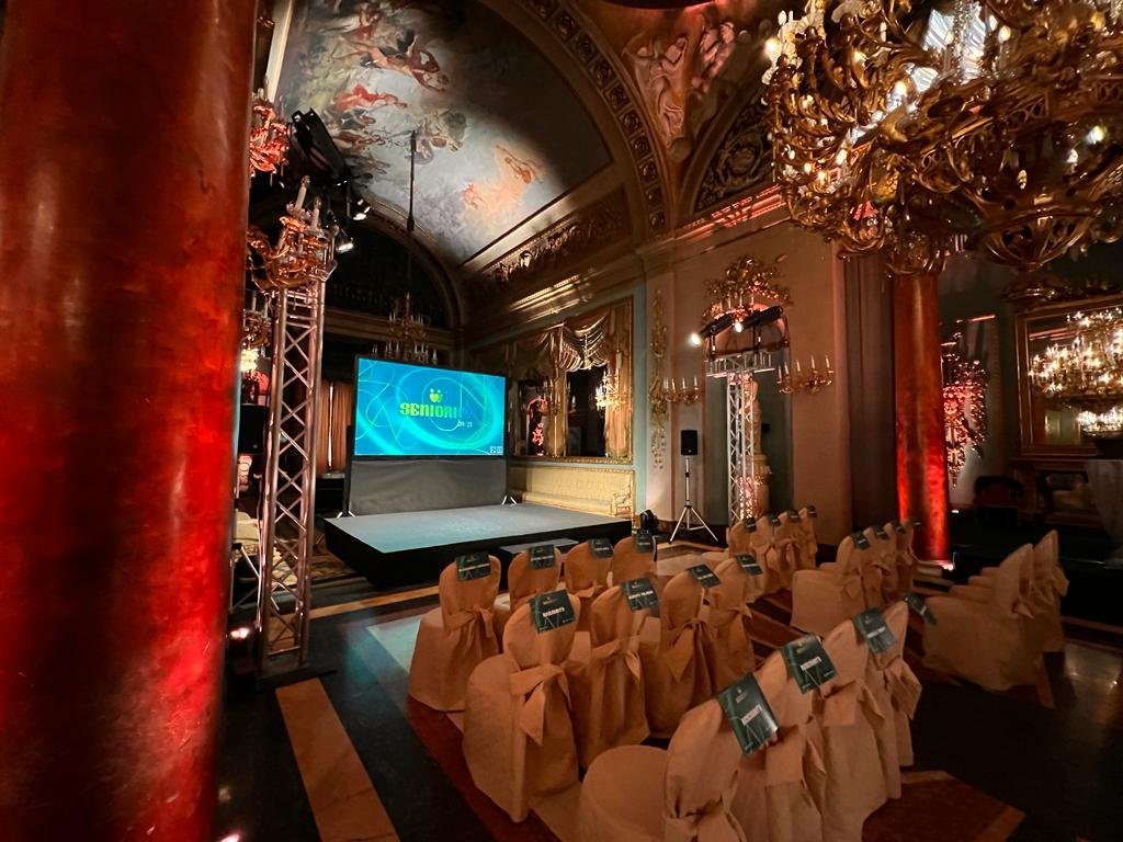 Allestimento con palco e schermo per un evento aziendale, Palazzo Borghese