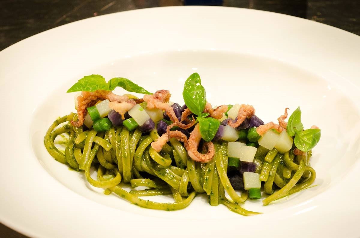 Bavette con pesto e polipetti del catering di Palazzo Borghese