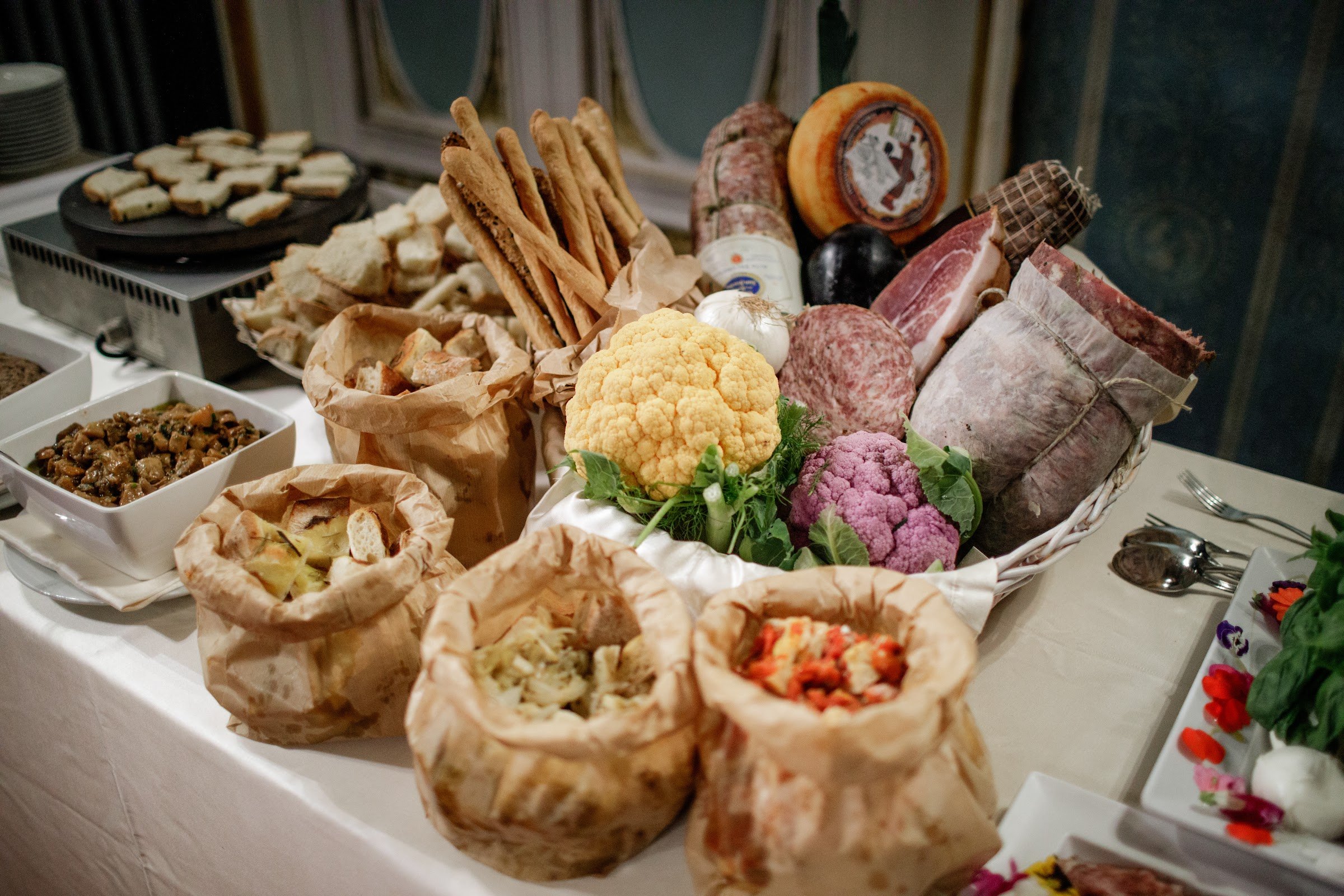 Buffet aperitivo per un evento aziendale a Palazzo Borghese, Firenze