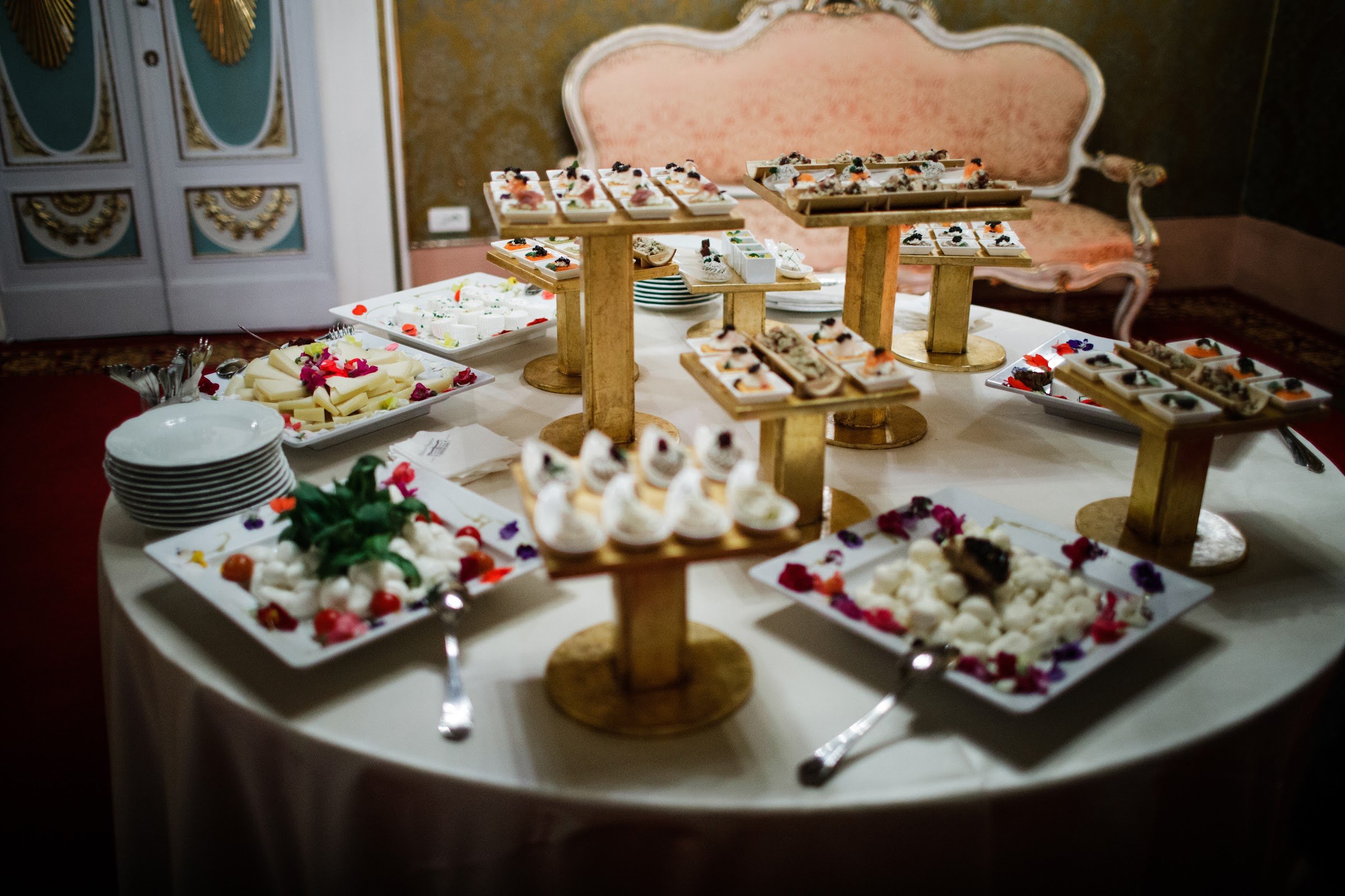 Buffet di dolci per un ricevimento a Palazzo Borghese, Firenze