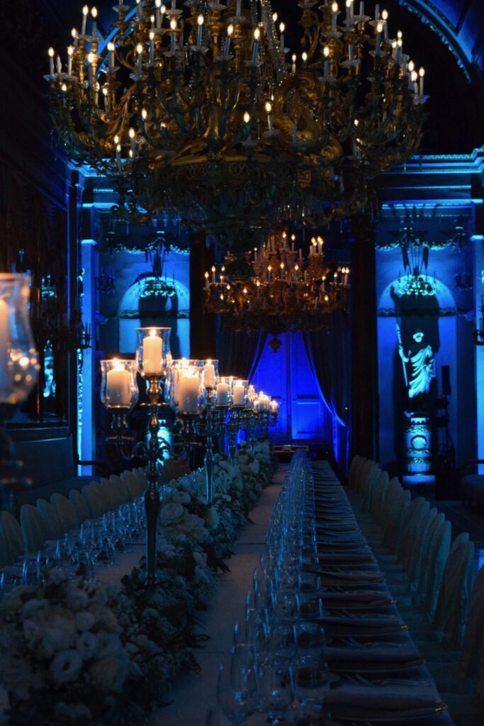 Cena aziendale con tavolo imperiale e luci blu nella Galleria, Palazzo Borghese