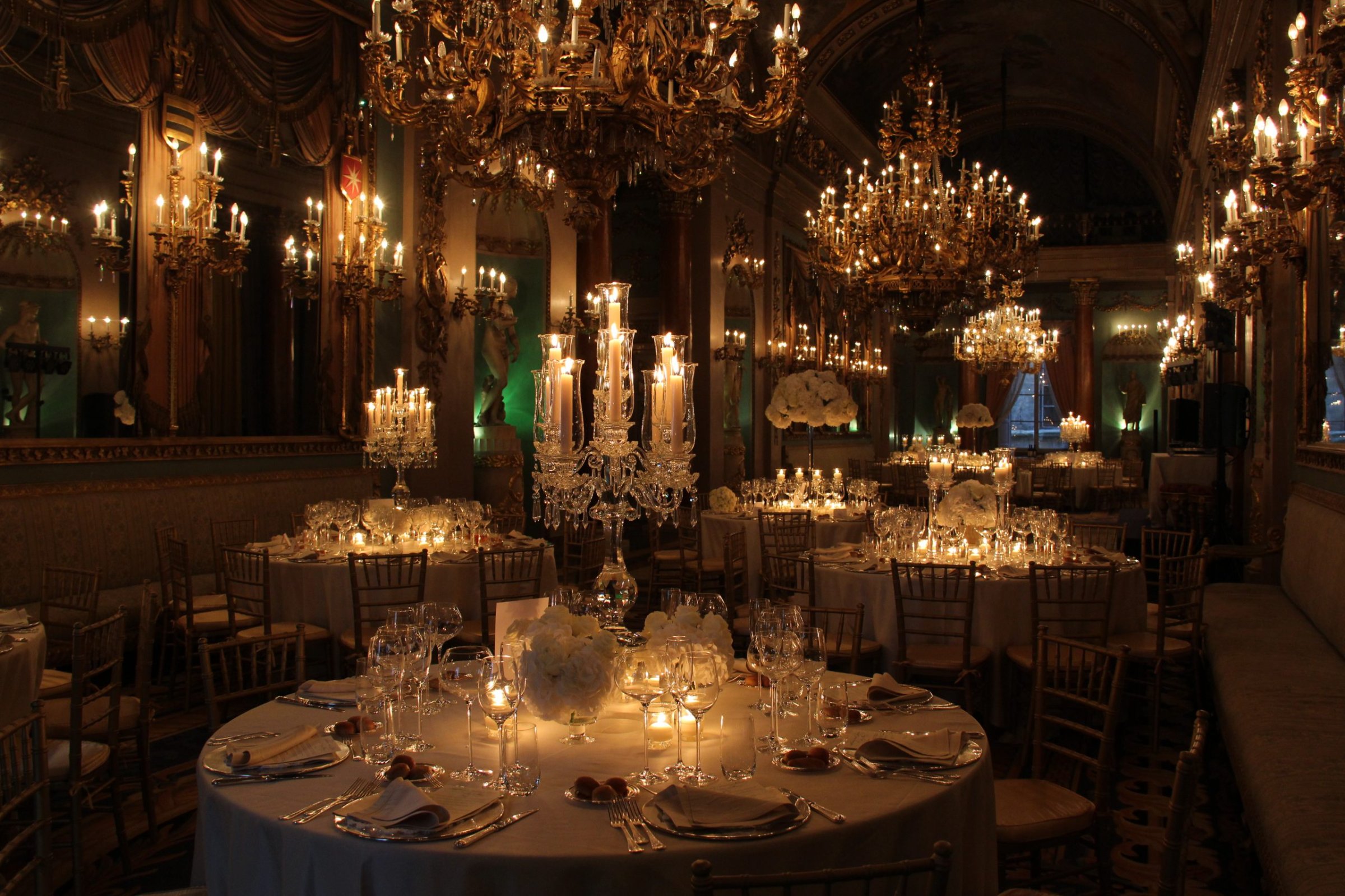 Cena di gala con tavoli tondi e luci soffuse nella Galleria Monumentale, Firenze