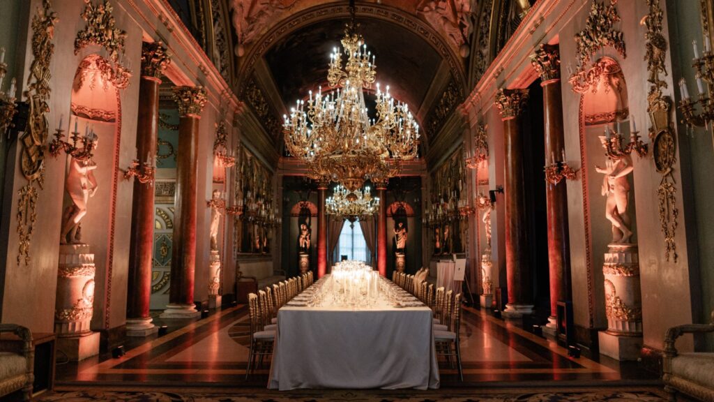 Cena al tavolo imperiale nella Galleria Monumentale di Palazzo Borghese, Firenze