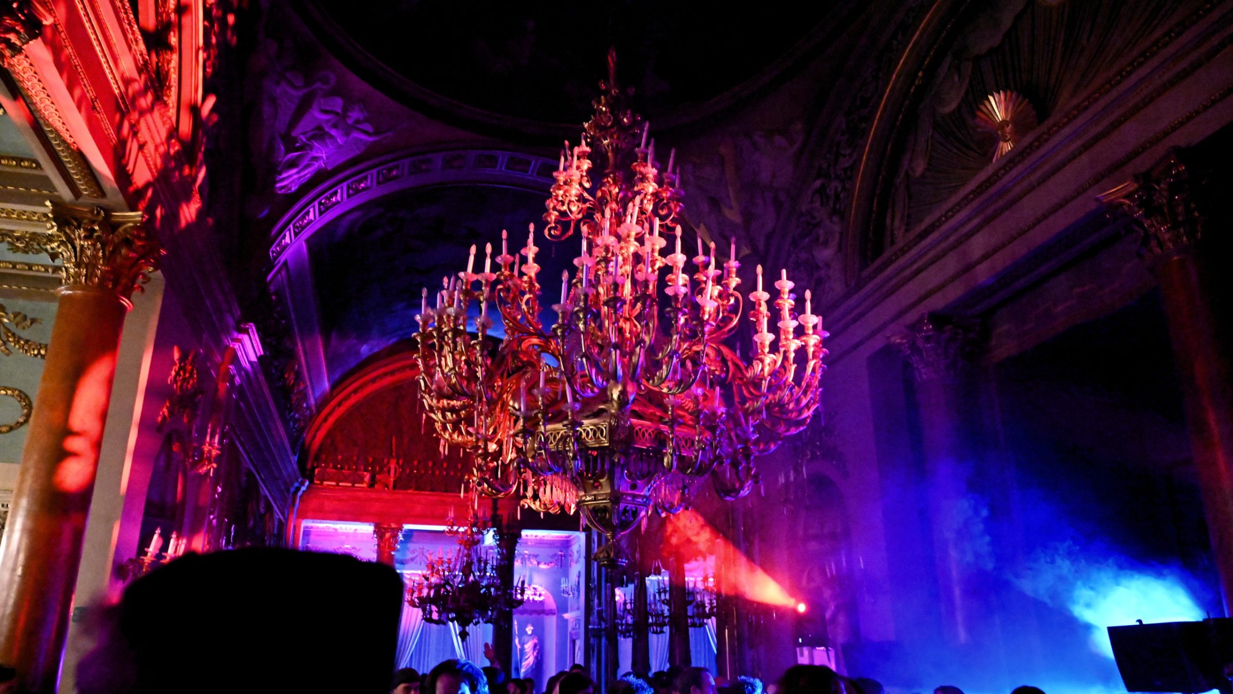 Festa con luci nella Galleria di Palazzo Borghese, serata del Borghese Social Club