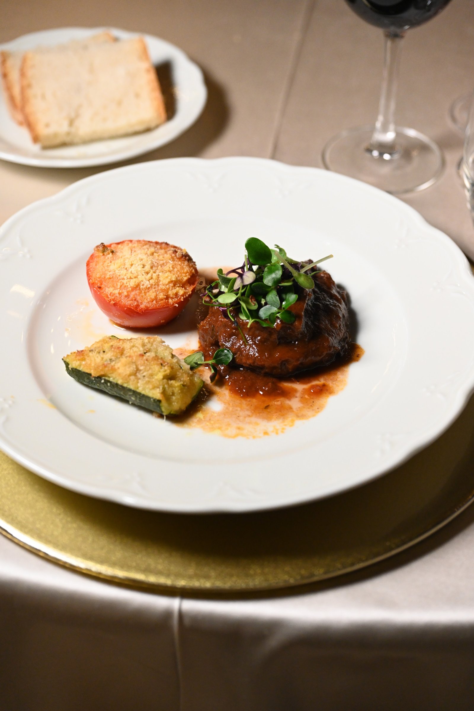 Filetto con pomodoro gratinato servito a una cena di gala, Palazzo Borghese