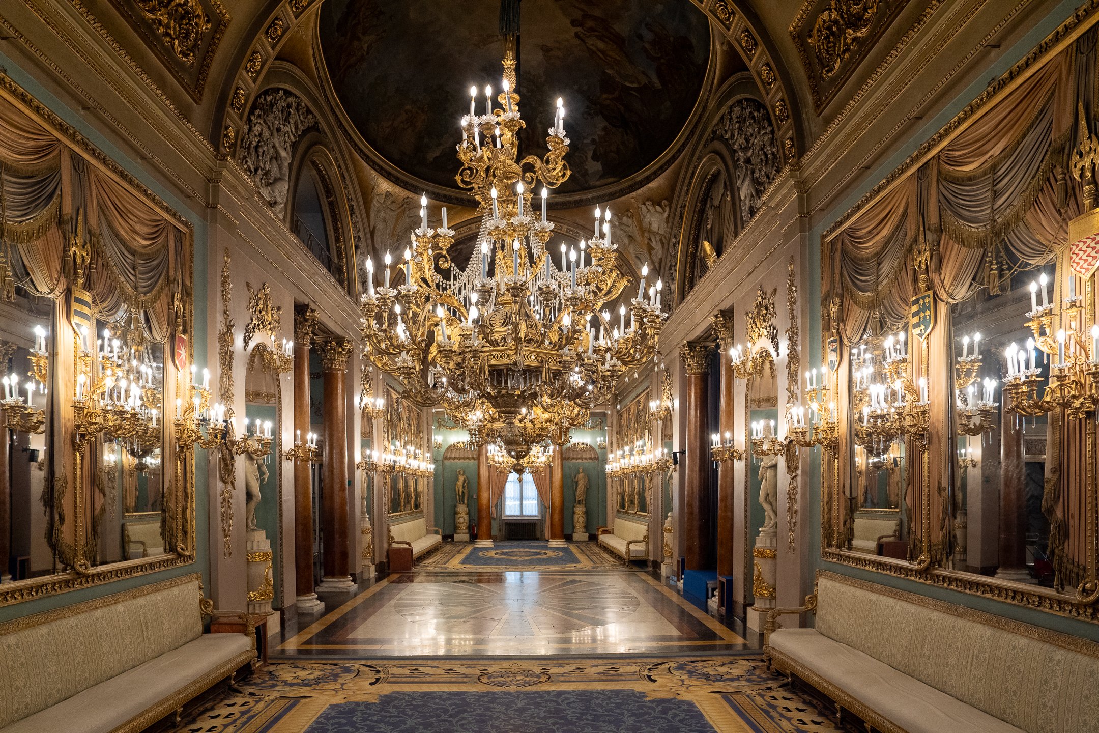 La Galleria Monumentale, sala storica neoclassica di Palazzo Borghese a Firenze