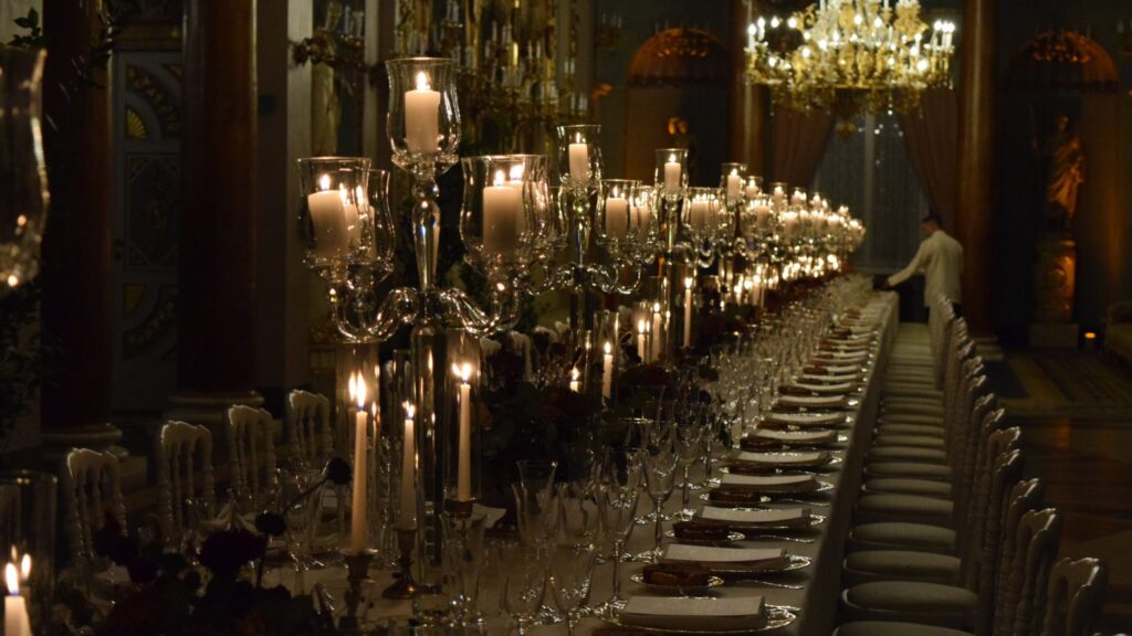 Tavolo imperiale con candele nella Galleria di Palazzo Borghese, Firenze