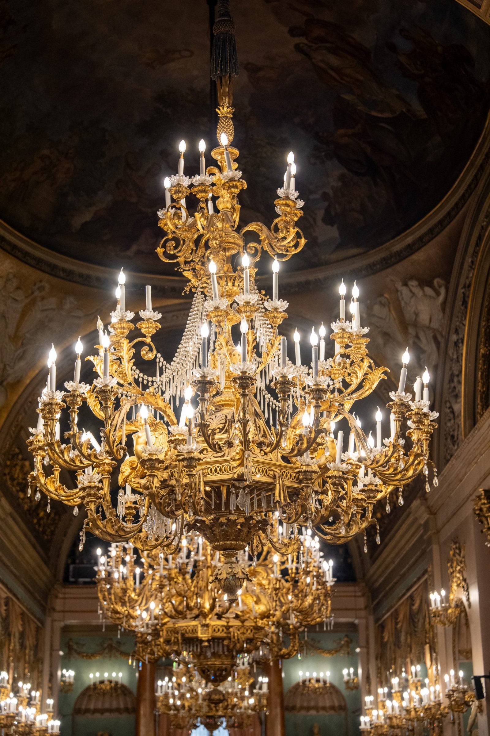 Lampadari dorati della Galleria Monumentale di Palazzo Borghese, Firenze