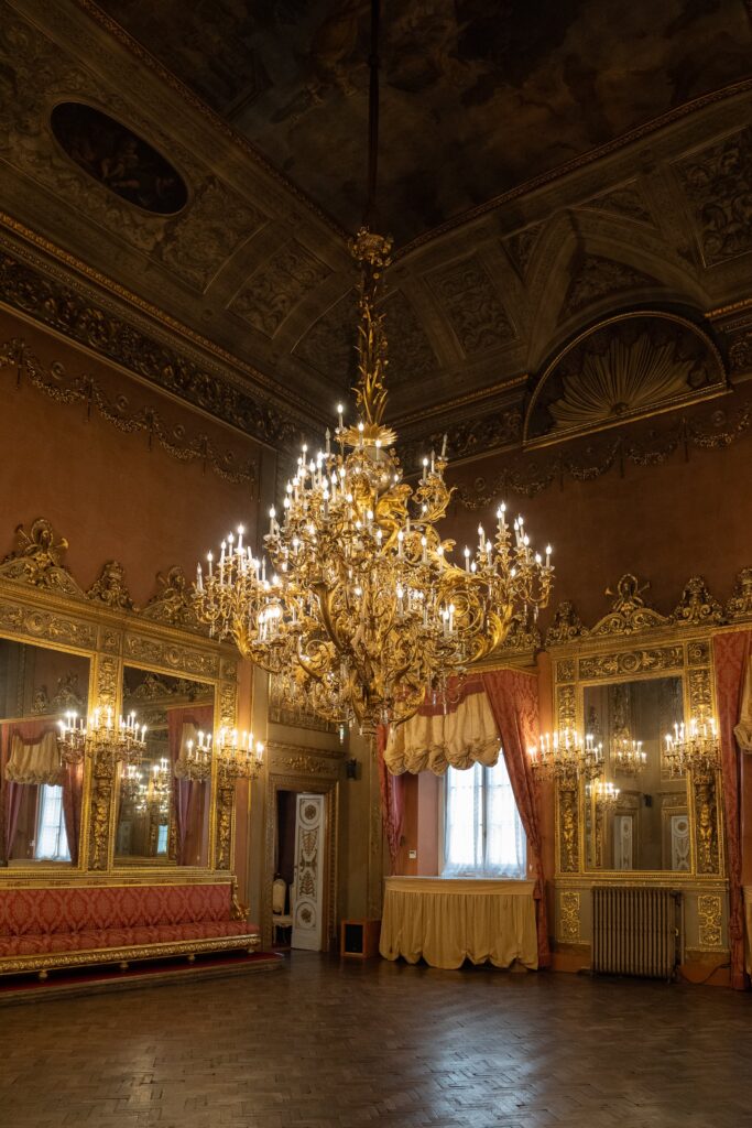 Lampadario in cristallo della Sala degli Specchi, Palazzo Borghese, Firenze