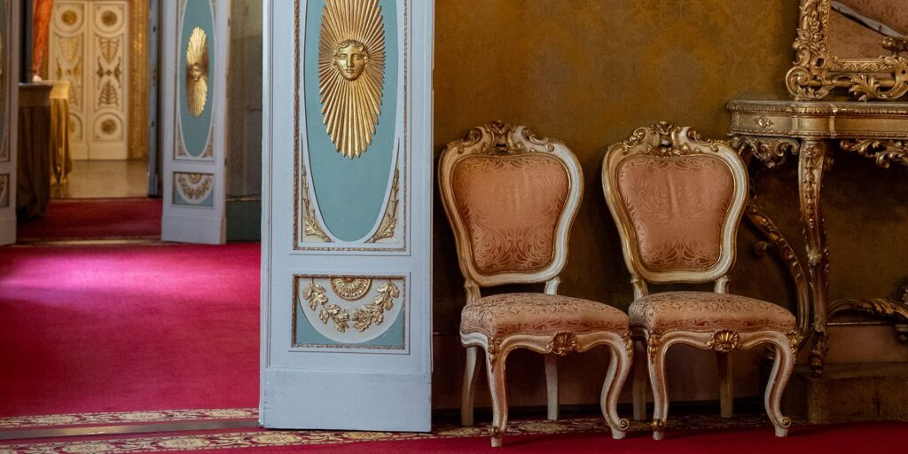 Poltrone d’epoca e prospettiva dei salotti del piano nobile, Palazzo Borghese