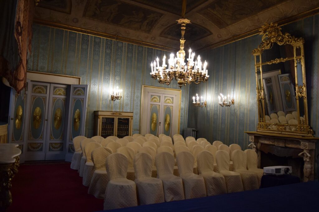 Sala degli Apostoli allestita a platea per un meeting, Palazzo Borghese, Firenze