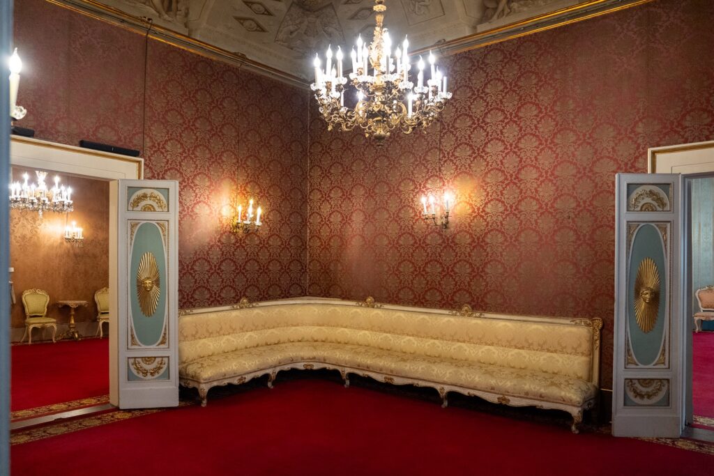 Salotto con divani d’epoca del piano nobile, Palazzo Borghese, Firenze