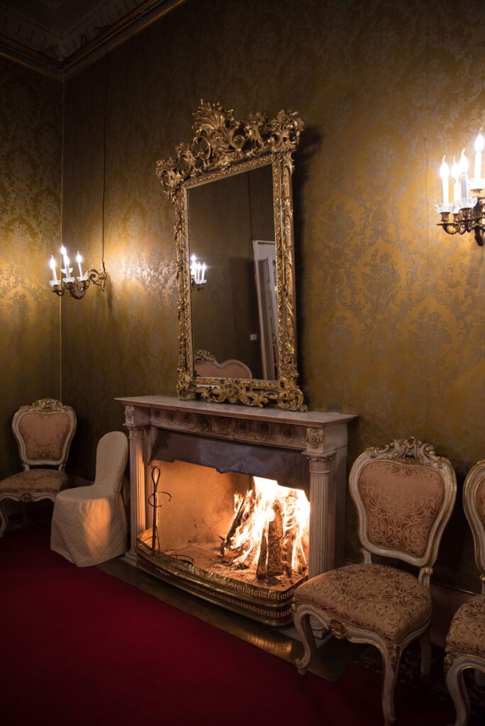Salotto Giallo con camino acceso, Palazzo Borghese, Firenze