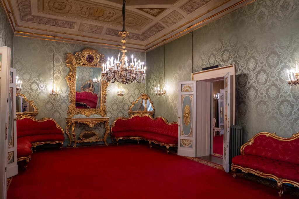Salotto Rosso con divani e specchiera, Palazzo Borghese, Firenze