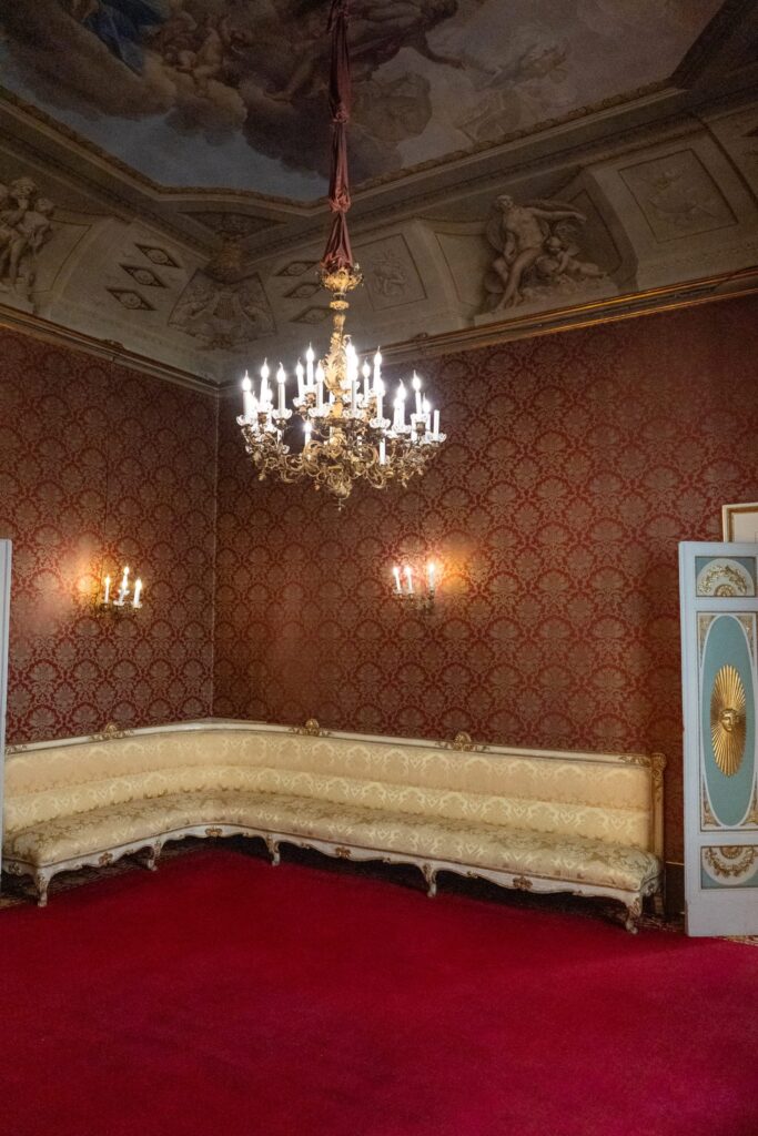 Il Salotto Rosso di Palazzo Borghese, Firenze