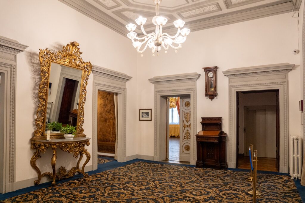 Salotto con specchiera e lampadario, Palazzo Borghese, Firenze