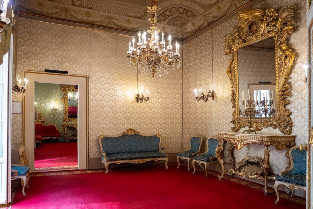 Salotto Verde con specchiera e lampadario, Palazzo Borghese, Firenze