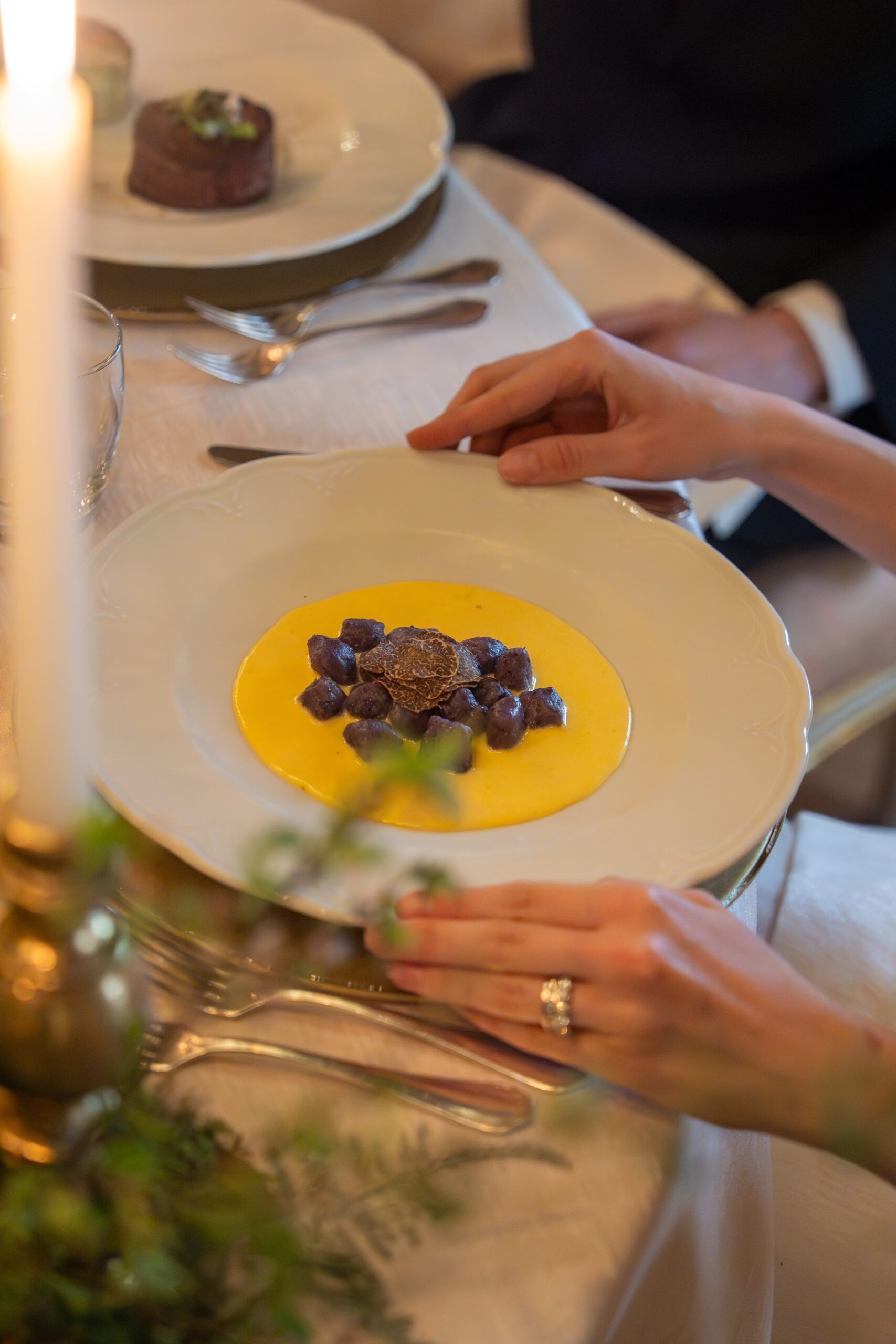 Servizio al piatto del catering interno durante una cena a Palazzo Borghese, Firenze
