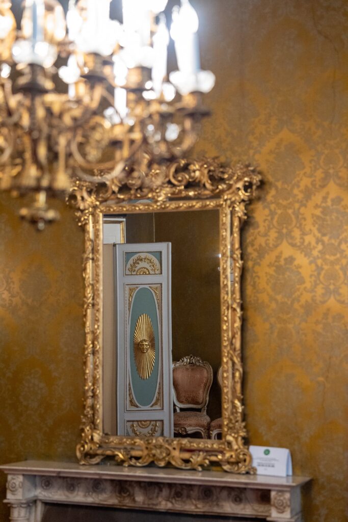 Specchiera dorata e stucchi in una sala di Palazzo Borghese, Firenze