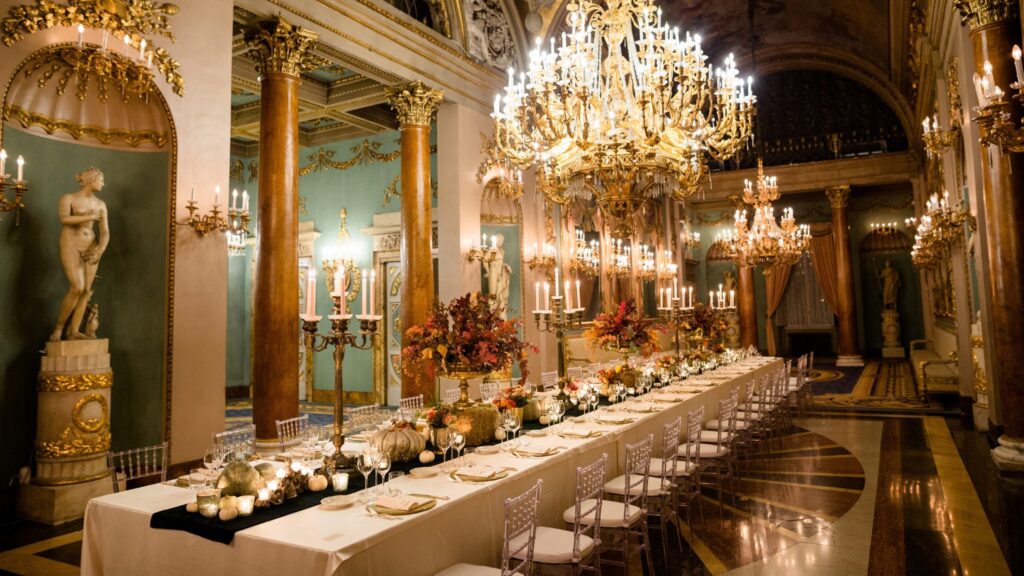 Tavolo imperiale con allestimento autunnale, Palazzo Borghese, Firenze